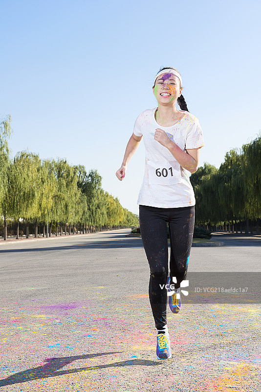 Young woman at The Color Run图片素材