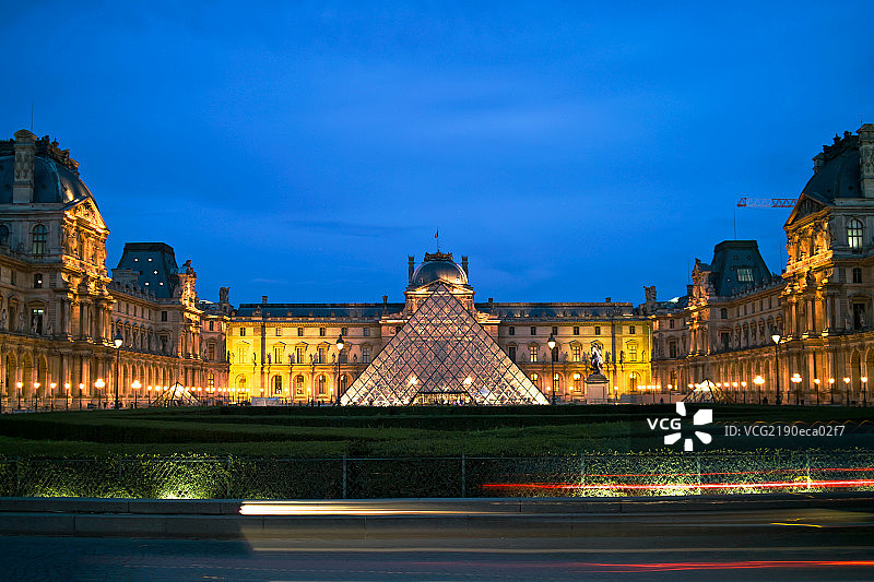 卢浮宫玻璃金字塔夜景图片素材