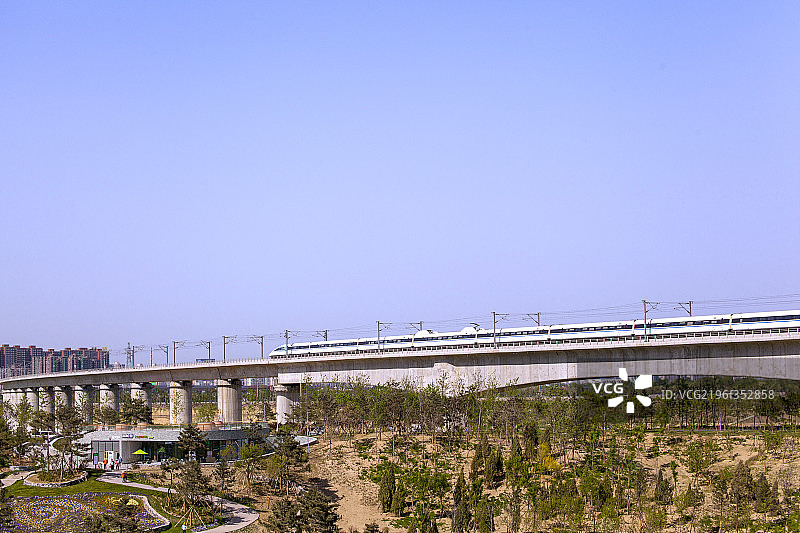 行驶在高架桥上的动车车组图片素材