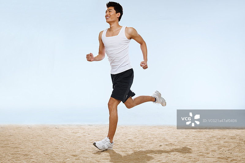 海边跑步的青年男人图片素材