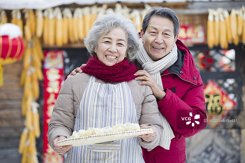 老年夫妇和水饺图片素材