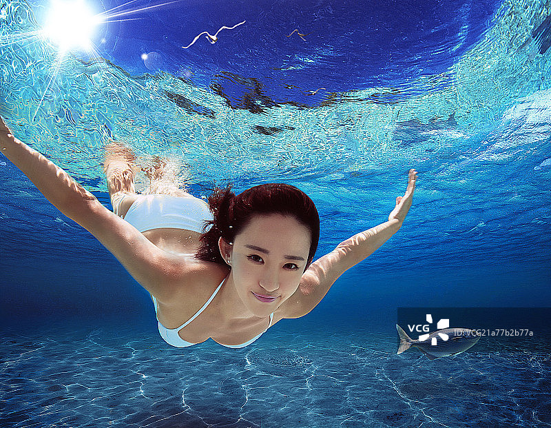漂亮的青年女人水下运动图片素材
