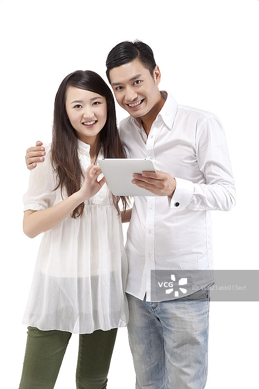 东方时尚年轻情侣使用ipad图片素材
