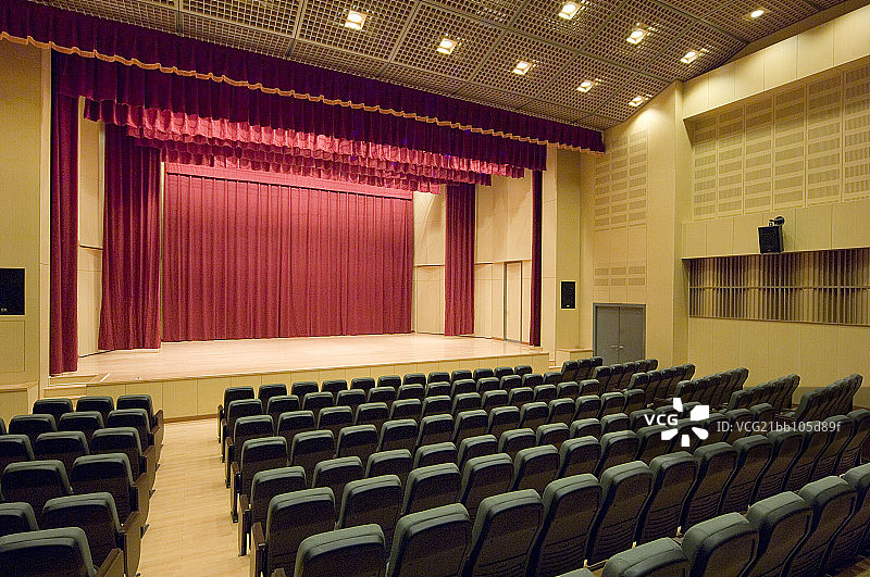 Rear shot of chairs with empty stage in concert hall图片素材
