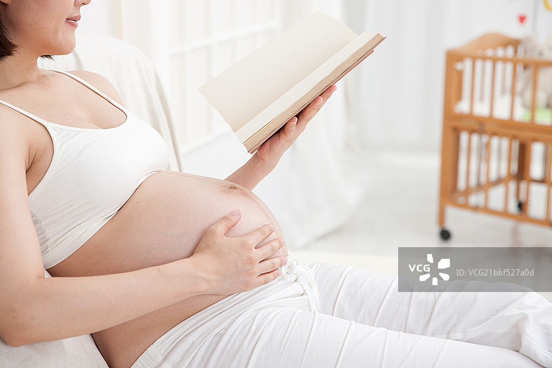 孕妇看书图片素材