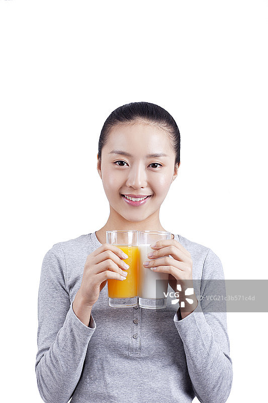 休闲女士手握橙汁和牛奶图片素材