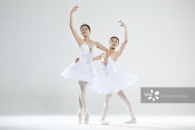 两名年轻东方女性芭蕾舞者共舞图片素材