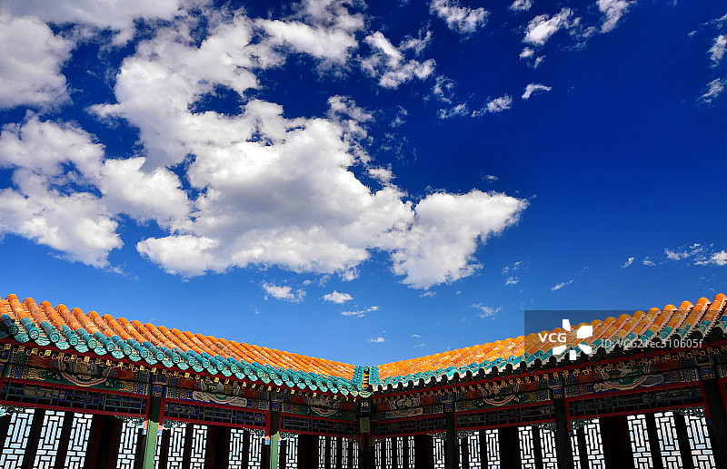 蓝天白云下的颐和园佛香阁回廊图片素材