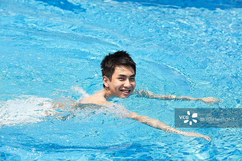 青年男子在泳池游泳图片素材