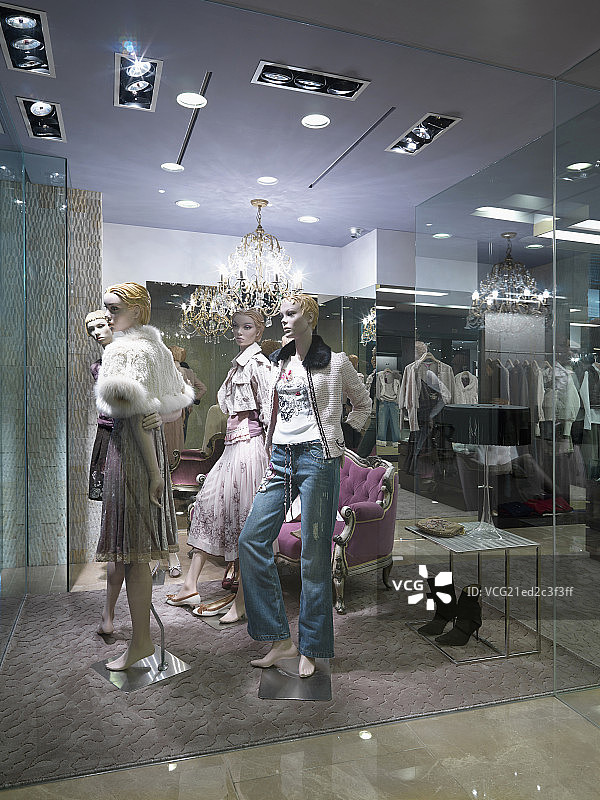 Mannequins on display in woman's fashion store图片素材