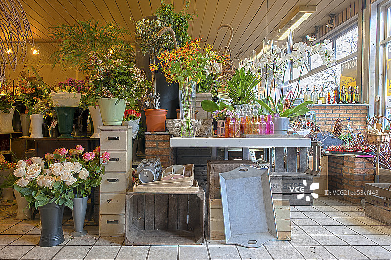 Interior of a florist shop with fresh cut flowers图片素材