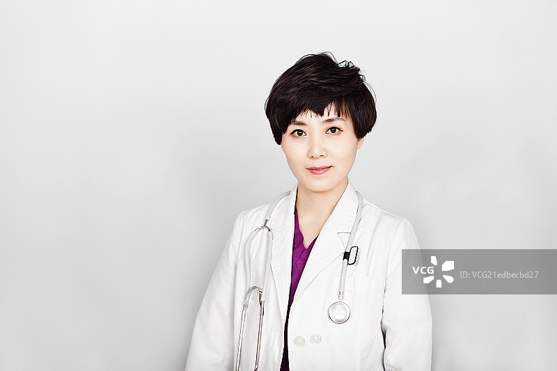 东亚女性医生肖像图片素材