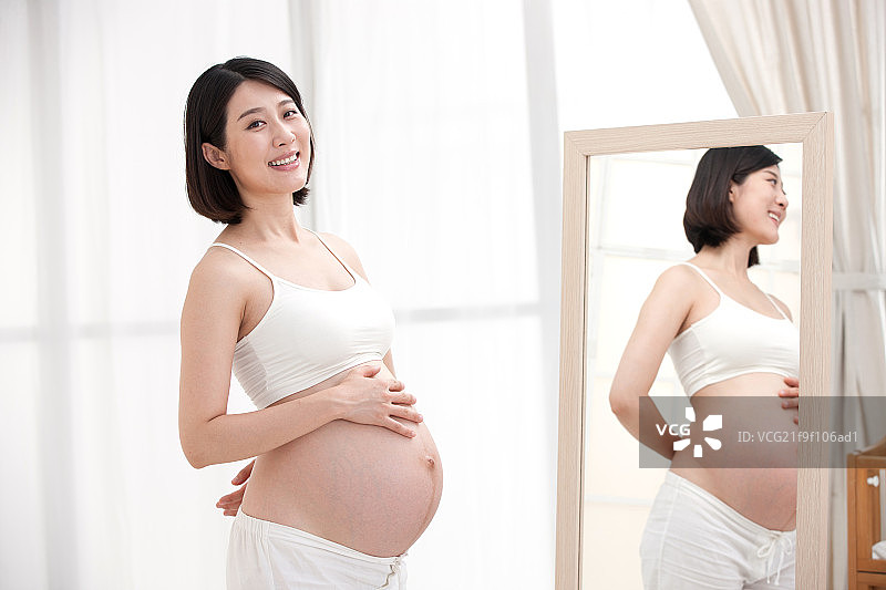 孕妇照镜子图片素材