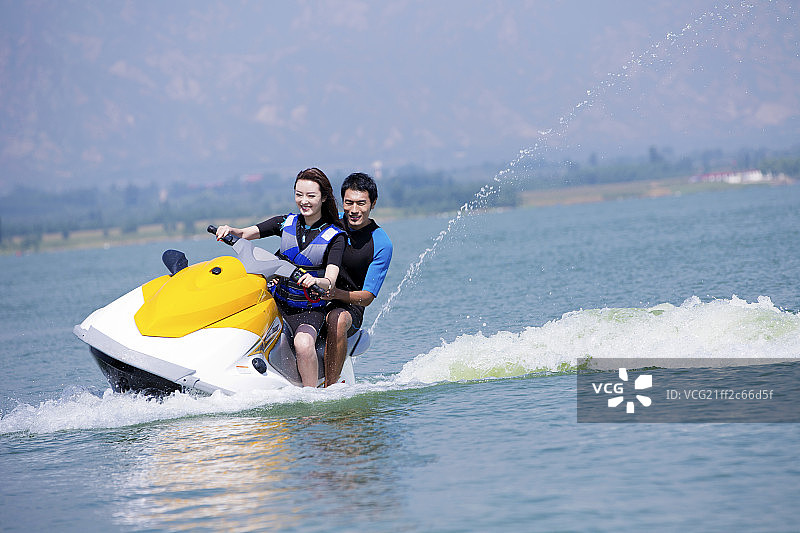 青年男女骑摩托艇图片素材
