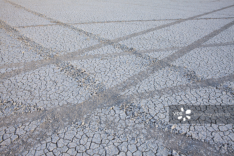轮胎的痕迹和痕迹，在盐滩表面的黑岩沙漠，内华达州。图片素材