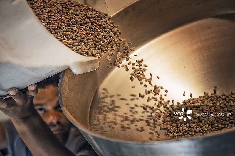 在进口咖啡豆的农场加工咖啡豆进行烘焙和混合。图片素材