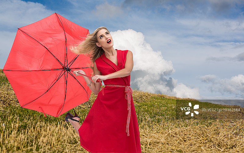 优雅快乐的金发女郎撑着伞的合成图像图片素材