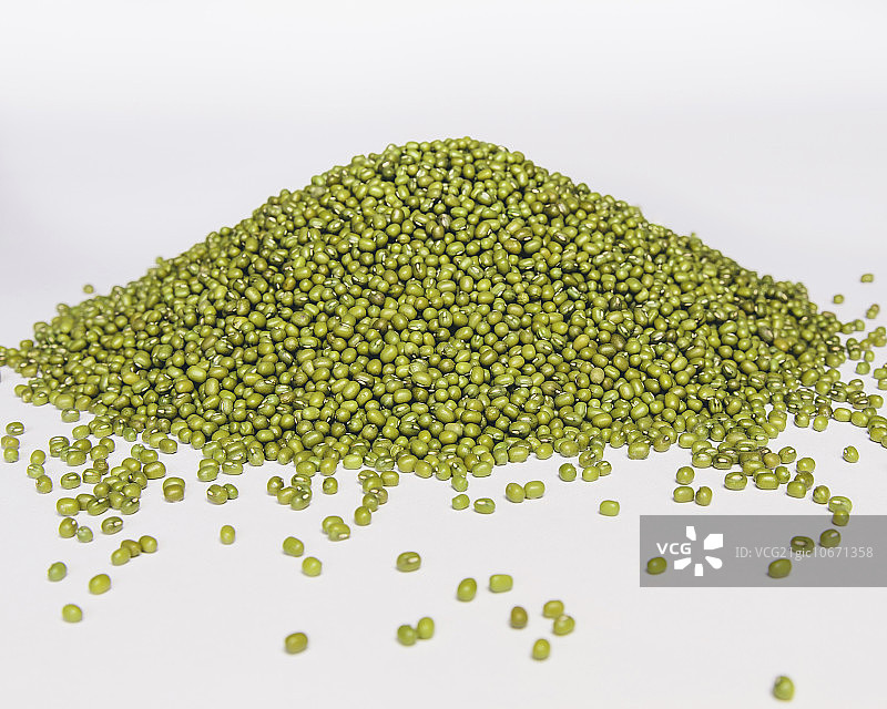 绿豆，也被称为绿克或金克，原产于印度。堆在白色的背景上。图片素材