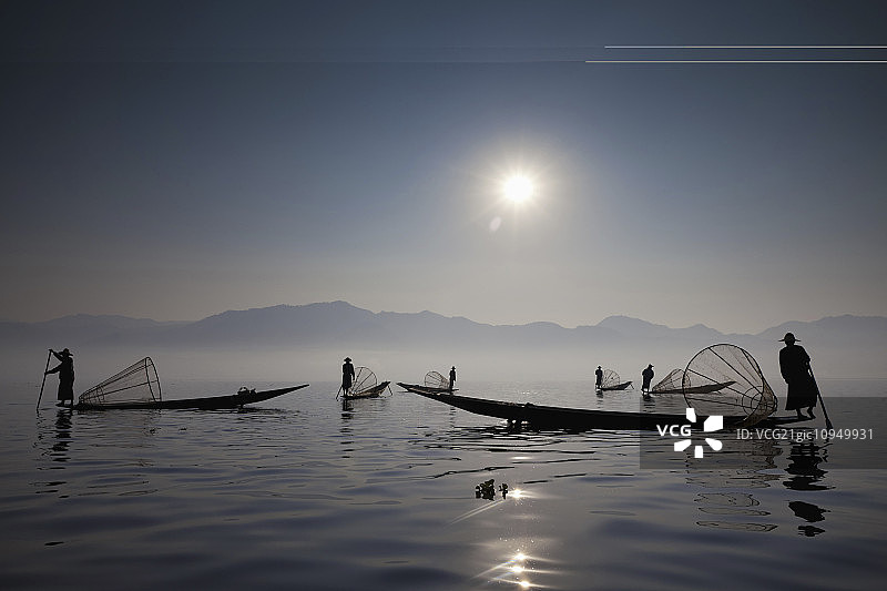缅甸茵莱湖上的渔民图片素材