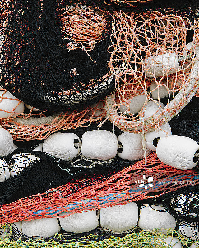 西雅图渔人码头的码头上，一堆商业渔网，上面有白色的浮子。图片素材