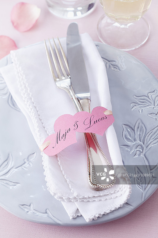 有餐巾和餐位卡的餐具图片素材