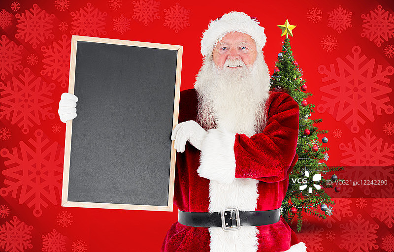 圣诞老人在圣诞树上展示黑板图片素材