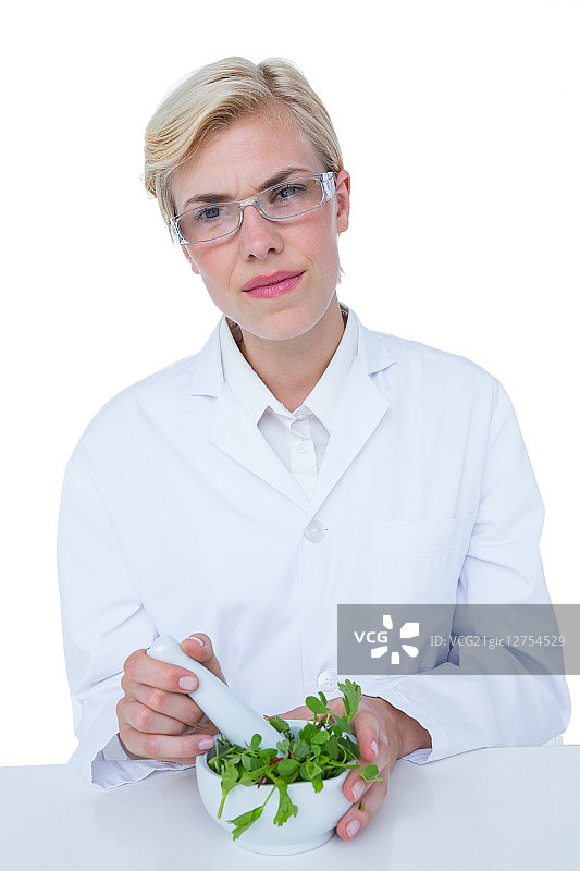 医生在白色背景上用研钵和杵混合草药图片素材