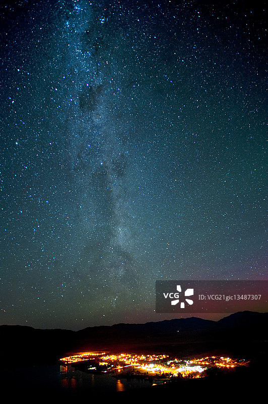 新西兰特卡波湖，星光与极光照亮城市图片素材