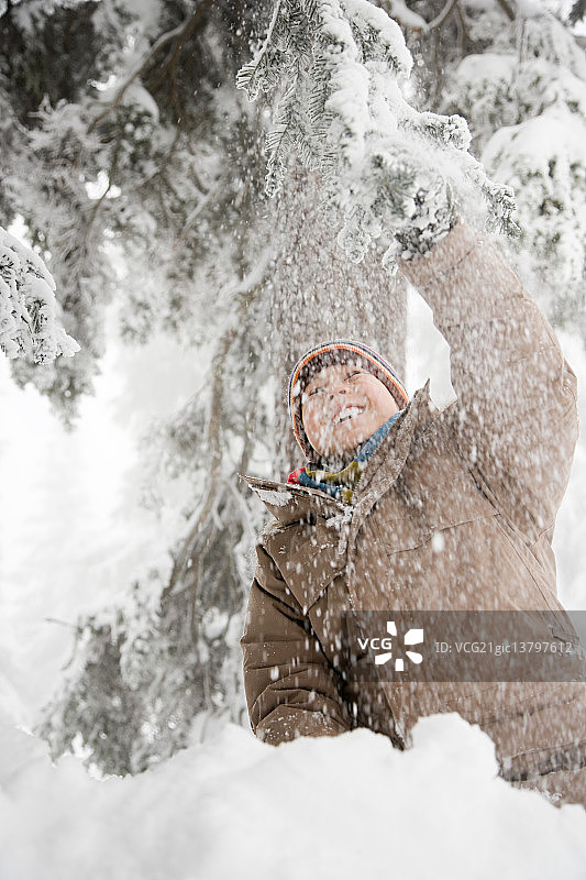 雪中的男孩图片素材