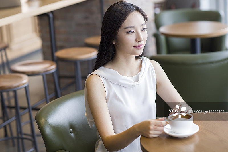 年轻女士在咖啡厅喝咖啡图片素材