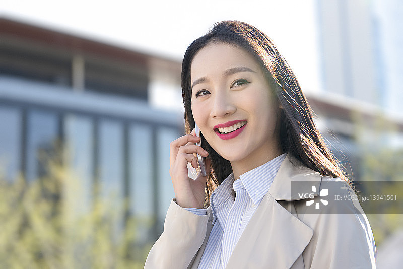 Businesswoman using smart phone图片素材
