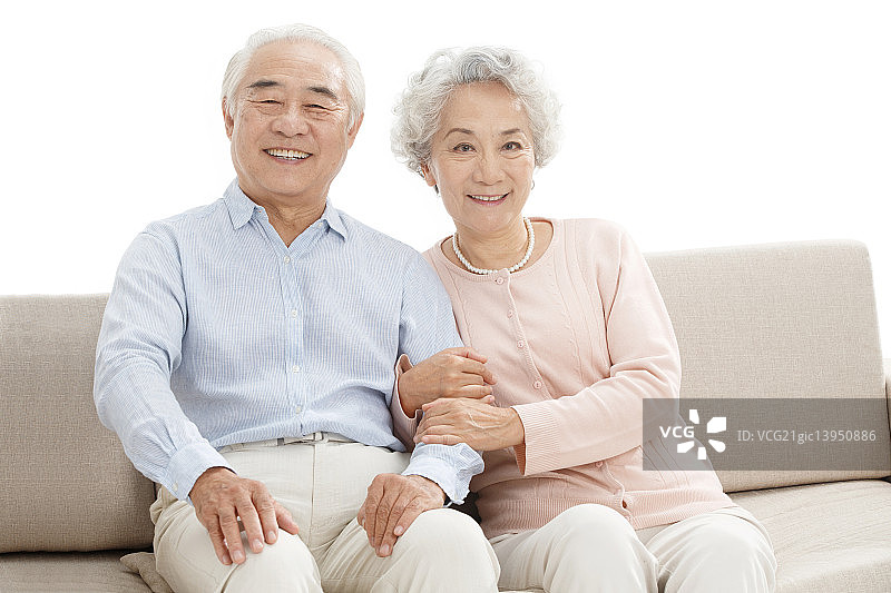 幸福的老年夫妇坐在沙发上图片素材