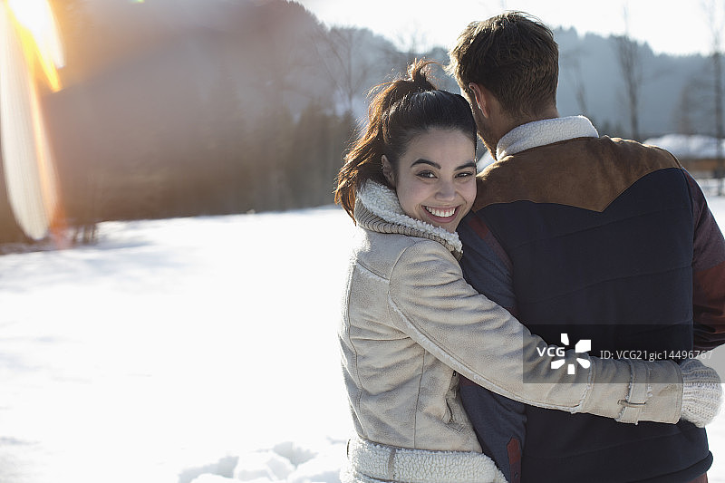 雪中拥抱的情侣图片素材