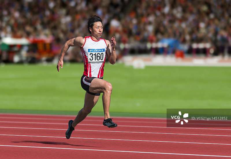 在跑道上奔跑的日本男子短跑运动员图片素材