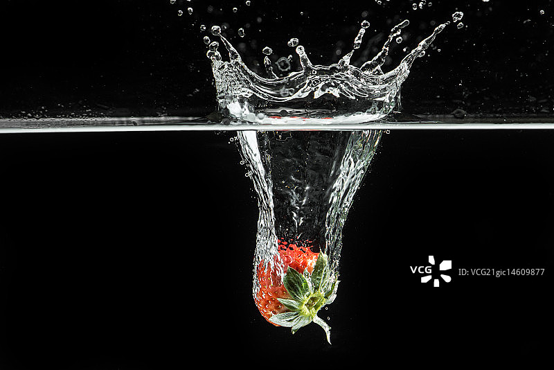 草莓投入水中溅起水花图片素材