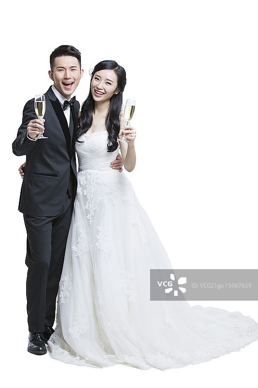快乐的新娘和新郎喝香槟图片素材
