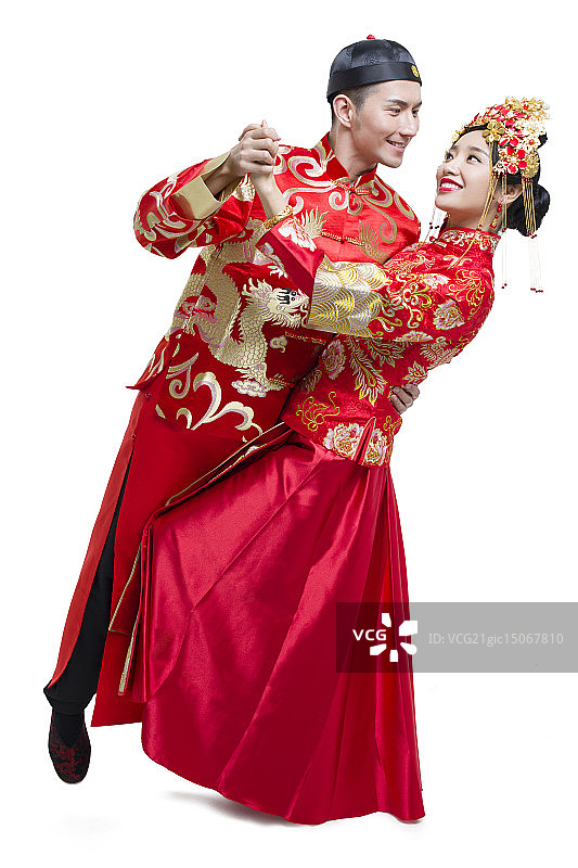 穿中式古装结婚礼服的新娘和新郎跳舞图片素材