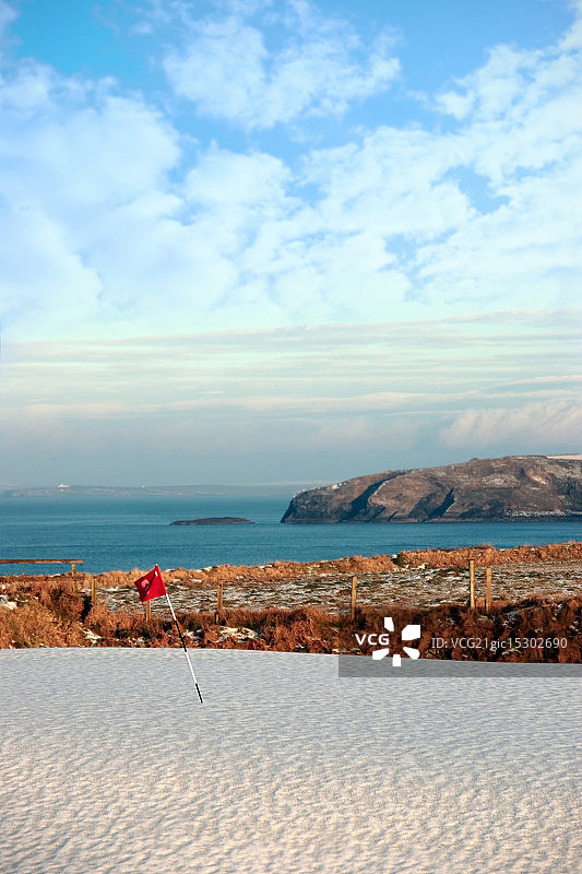 白雪覆盖的高尔夫球场和悬崖图片素材