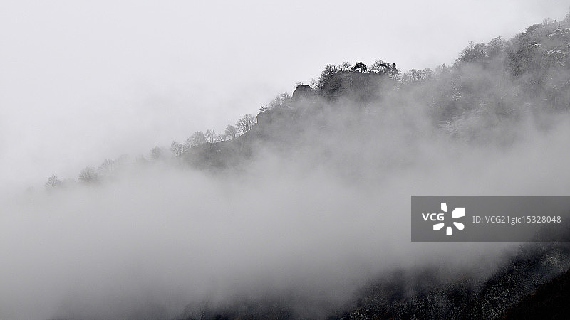 瑞士阿尔卑斯山的大雾天图片素材