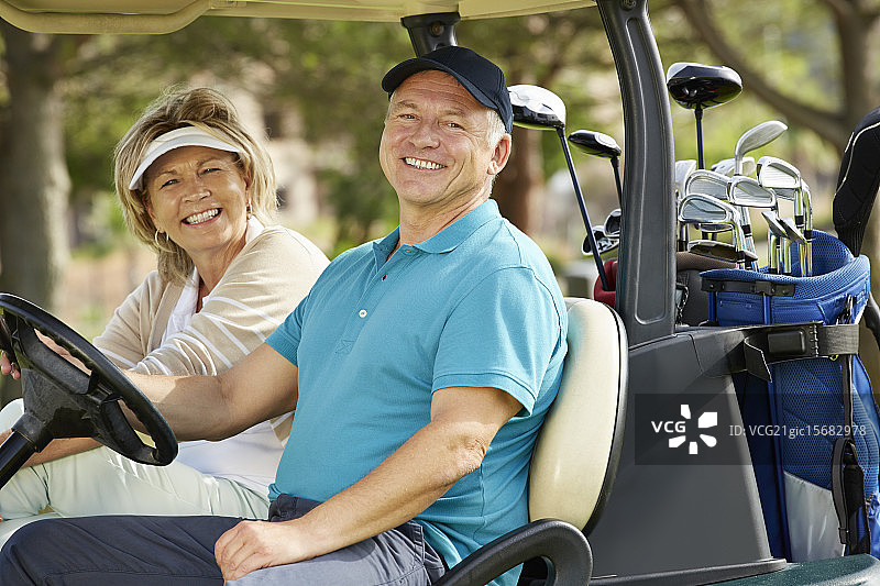 老夫妇在高尔夫球车上微笑图片素材