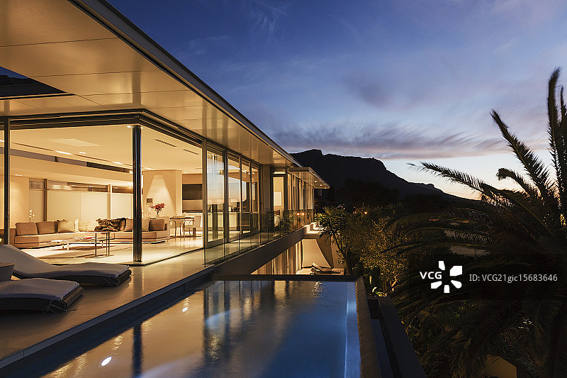 黄昏俯瞰群山的现代住宅图片素材