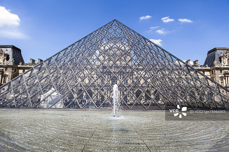 Glass pyramid and Louvre, Paris, France图片素材
