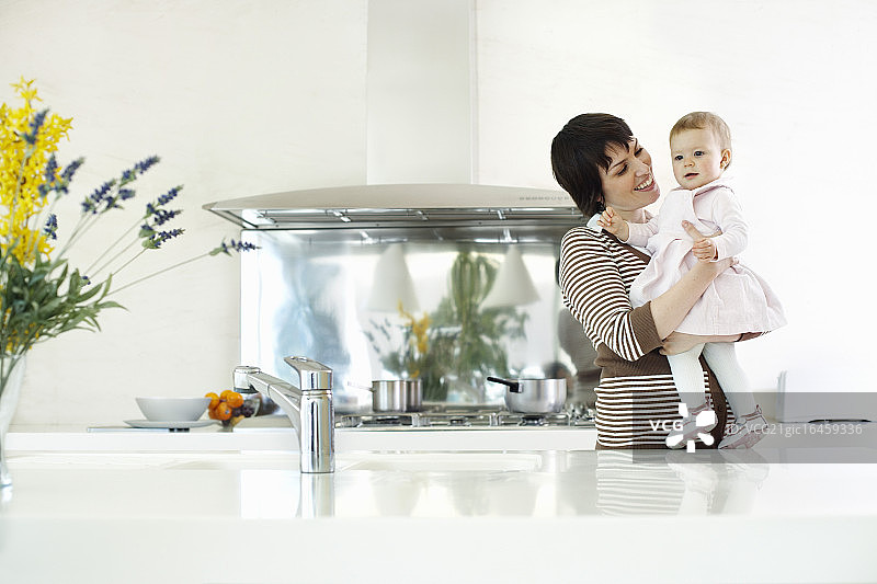 母亲和女婴在厨房图片素材