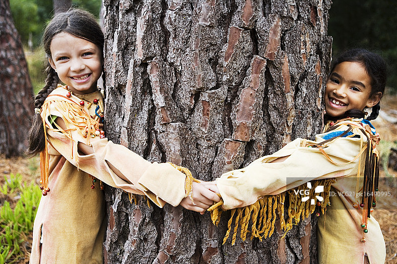 两个穿着印第安服装的女孩图片素材