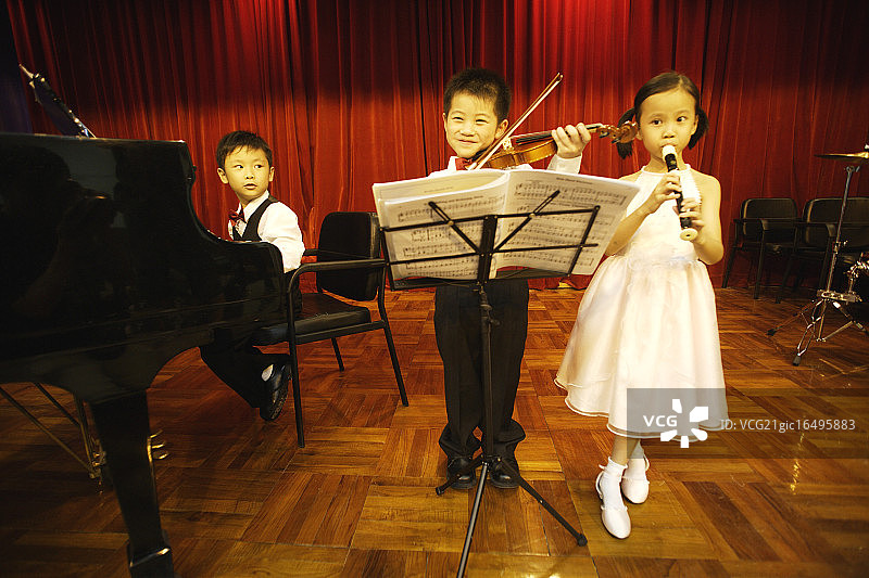 小学生在古典音乐会上表演图片素材