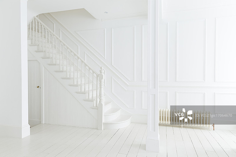 白色的楼梯和墙壁在华丽的房子图片素材