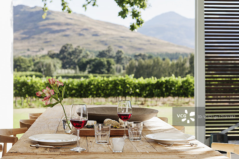 餐桌和椅子在豪华庭院俯瞰葡萄园图片素材