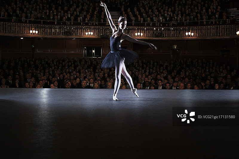 在剧场舞台上表演的芭蕾舞者图片素材