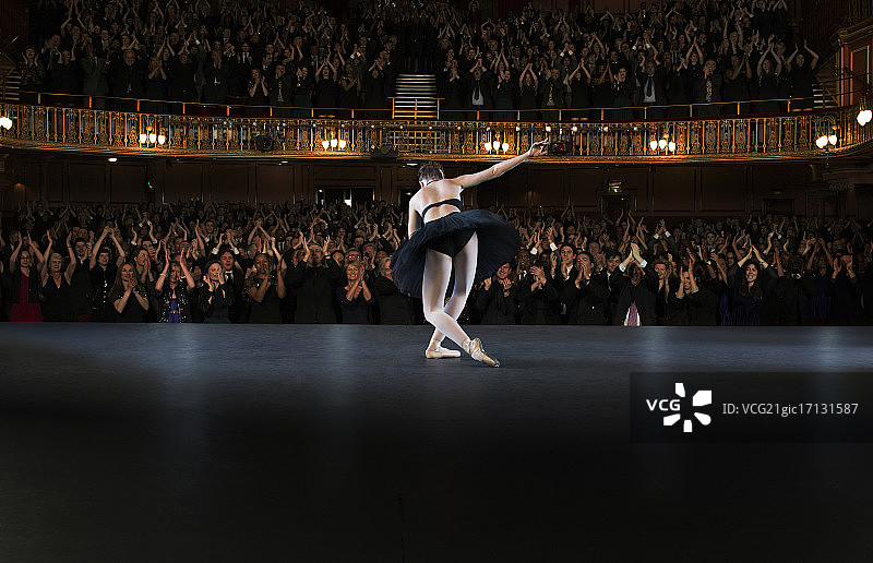 芭蕾舞女演员在剧院的舞台上鞠躬图片素材