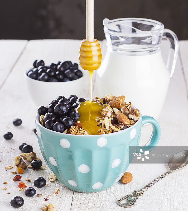 早餐是加蓝莓和蜂蜜的格兰诺拉麦片。图片素材